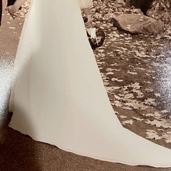 Wedding gown - Picture 2 of 5